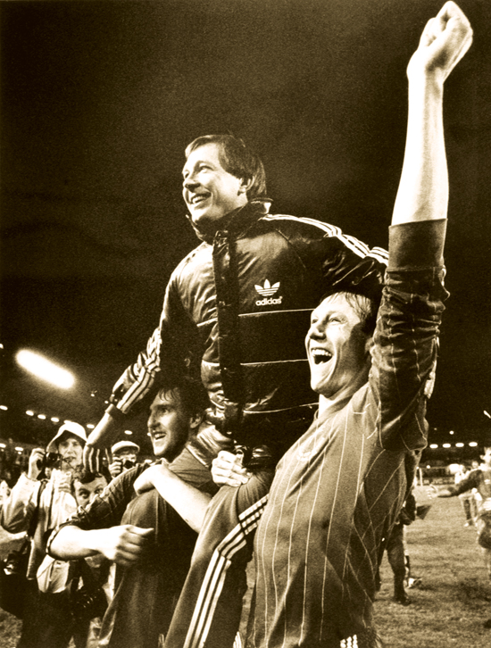 Peter weir (venstre), Alex Ferguson, Doug Rougvie (høyre) etter finalen i den europeiske cupvinnercupen mellom Aberdeen og Real Madrid. Aberdeen vant 2-1 (1983).