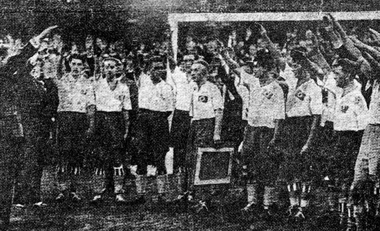Avskjedskampen i 1933. Halvorsen hylles av spillere og publikum. Han beholder armene rolig langs siden.