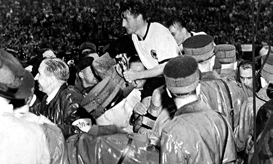 Da Tyskland vant VM i 1954 ble det funnet sprøyter i garderoben deres etter kampen. Laglegen hevdet at spillerne hadde fått injeksjoner av vitamin C.