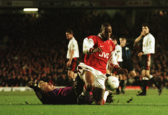 Ian Wright og Peter Schmeichel i en av mange dueller. De to hadde et anstrengt forhold.