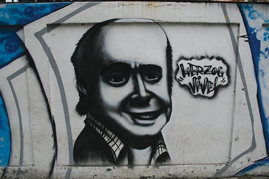 I 1975 ble journalisten Vladimir Herzog torturert og drept av det hemmelige politiet i São Paulo. I dag er han blitt et symbol på kampen mot José Maria Marin. Denne graffitien er fra Rio de Janeiro.