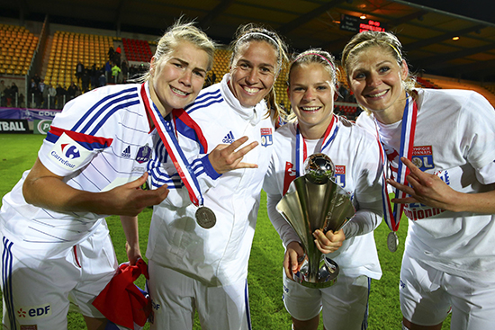 Ada, som ble toppscorer i turneringen, feirer cuptriumfen med lagkameratene Camille Abily, Eugénie Le Sommer og Corine Petit.