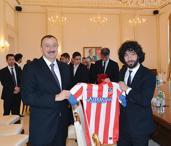 Atlético Madrid herjet både i Spania og Europa forrige sesong med Azerbaijan: Land of Fire på brystet. Samtidig ble myndighetenes motstandere i Baku utsatt for vold, trusler og fengsling på fabrikerte anklager.