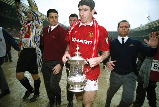 Han kom, vant og forsvant. Eric Cantona ga seg da han følte han ikke kunne forbedre seg mer. Her med sitt fjerde og siste ligatrofe i United-trøya i 1997.