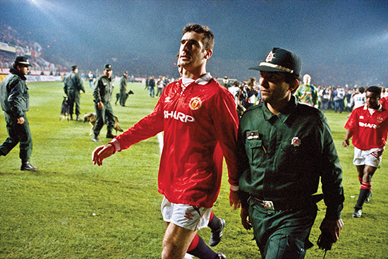Eric Cantona skulle aldri oppleve suksess i Europa som United-spiller. Her blir han ført av banen etter et rødt kort borte mot Galatasaray.