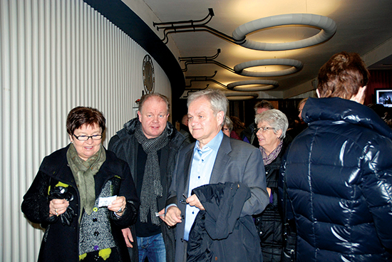 Per-Mathias Høgmo og Ivar Listerud er gode venner, her på en teaterpremiere i 2013. Sistnevnte var administrerende direktør i Rygge-Vaaler Sparebank da Høgmo solgte huset i Gratangen til Teambuilding Norge AS. Foto Jon Gran/Moss-Avis