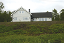 Dette huset i Gratangen solgte Per-Mathias Høgmo til sitt eget selskap for 2 450 000 kroner. Da det ble lagt ut for salg to år senere, var kjøpesummen 700 000 kroner.