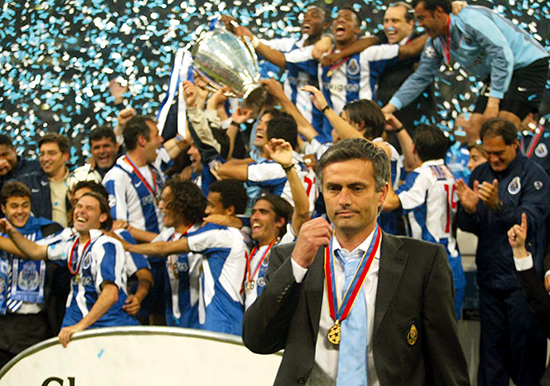 Drapstrusler ble rettet mot Mourinho før Champions League-finalen mot Monaco i 2004. Porto vant kampen 3-0 og sto dermed for en av turneringens største skreller. Jose Mourinho leaves the party early as his Porto team lift the Champions League Cup