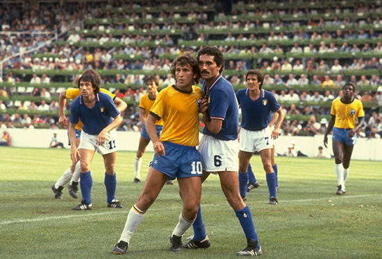 Tragedien på Sarrià: Brasil tapte mot Italia under VM i 1982. Her prøver Italias Claudio Gentile å stoppe Brasils nummer ti Zico.